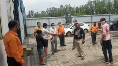 जरूरतमंदों को ब्रेड के पैकेट बांटते मंच सदस्य।